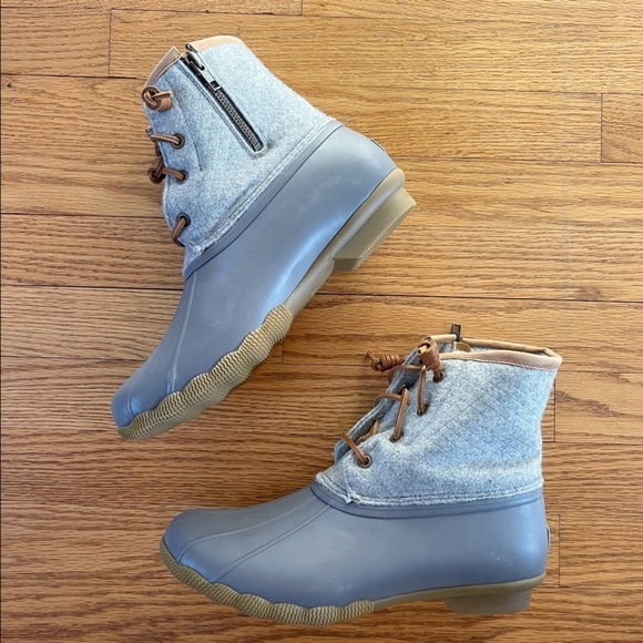 NEW Sperry Saltwater Wool Embossed Duck Boot Dark Gray Size 9.5 NWT - Picture 1 of 4